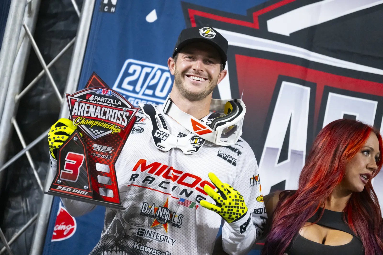 Joshua Cartwright holding his third-place Round 2 trophy