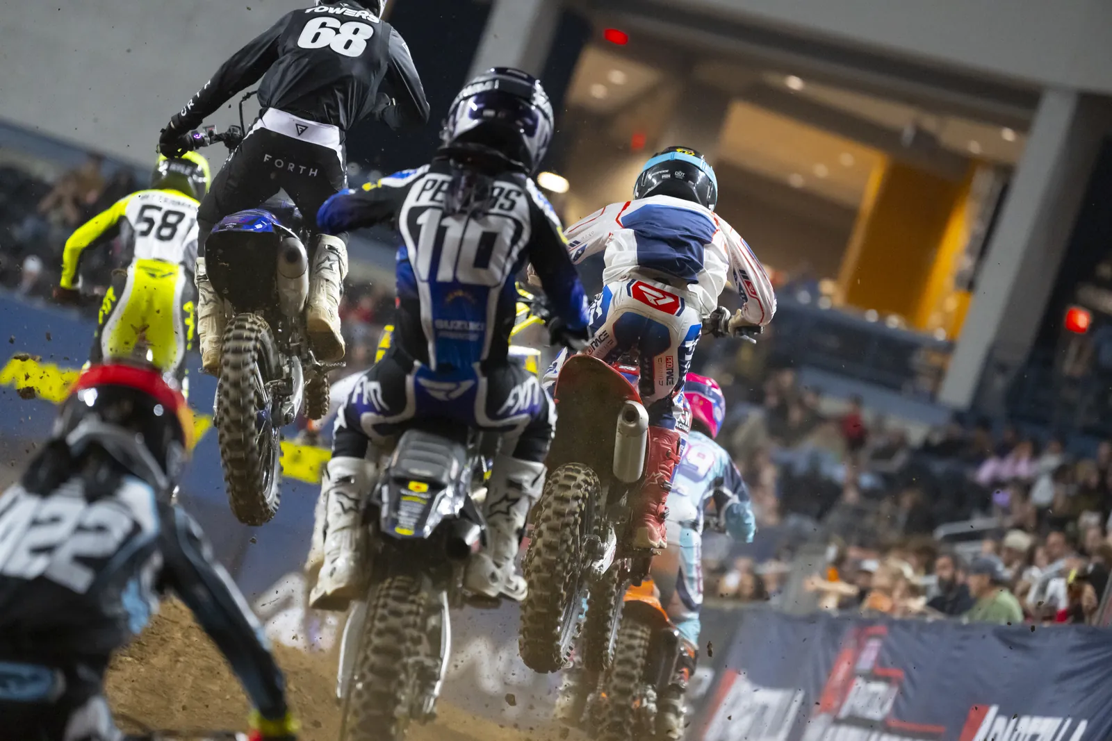 Kyle Peters working through the pack in an Arenacross heat